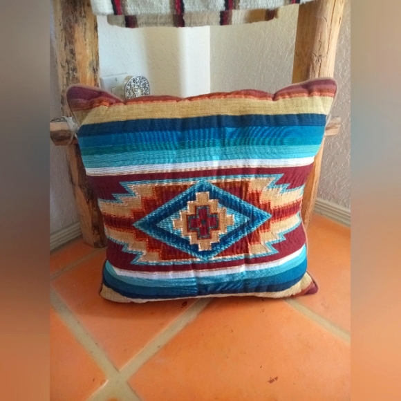 SOUTHWESTERN 14 X 14 THROW PILLOW - EXCELLENT ACCENT PIECE (GREAT CONDITION) - Picture 5 of 5